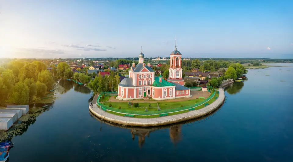Красная церковь на берегу Плещеева озера в Переславле-Залесском