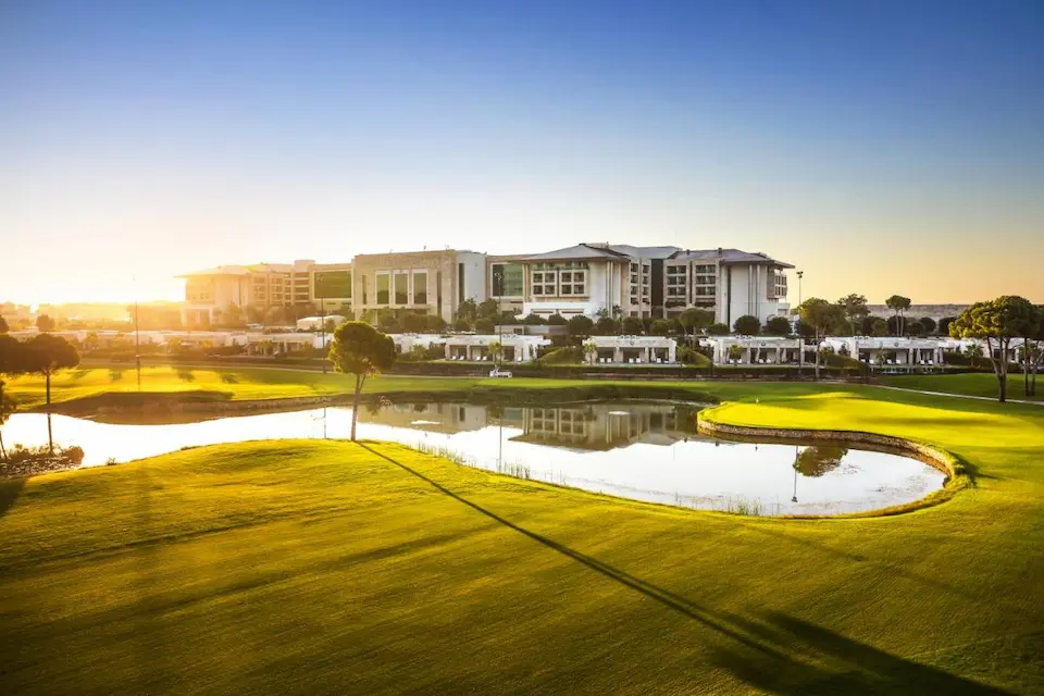 Отдыхайте в роскошном отеле Regnum Carya Golf and Spa 5* в Турции. Разнообразное питание, услужливый персонал, чистые виллы с бассейном и огромные гольф поля ждут вас!
